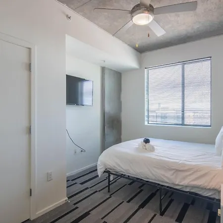 Striking 2Bd - Cdt- Gym, Pool, Parking - Sleep8 Apartment Phoenix Exterior photo