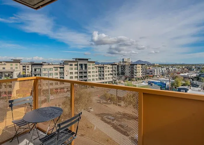 Striking 2Bd - Cdt- Gym, Pool, Parking - Sleep8
