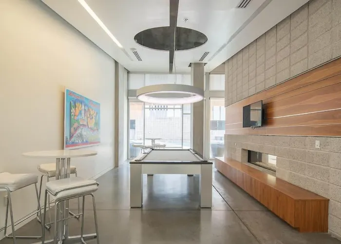 Striking 2Bd - Cdt- Gym, Pool, Parking - Sleep8