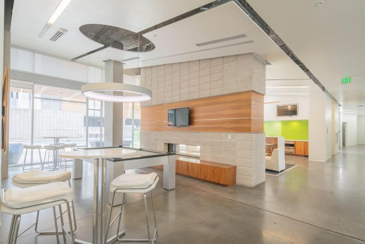Striking 2bd - Cdt- Gym, Pool, Parking - Sleep8 Appartement