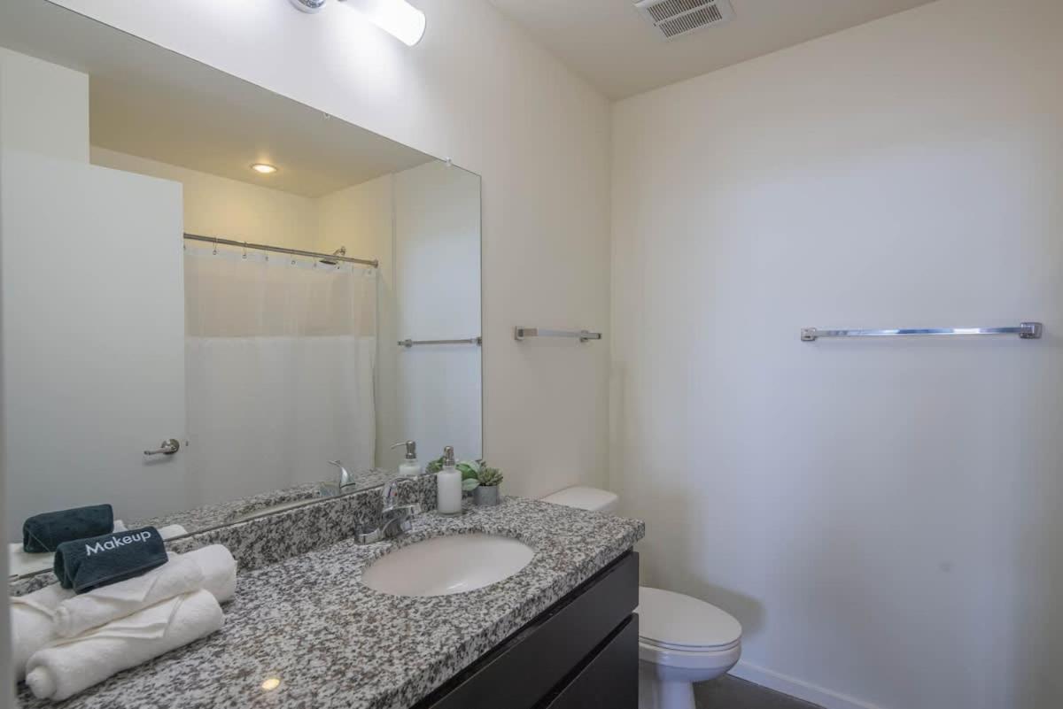 Striking 2bd - Cdt- Gym, Pool, Parking - Sleep8 *
