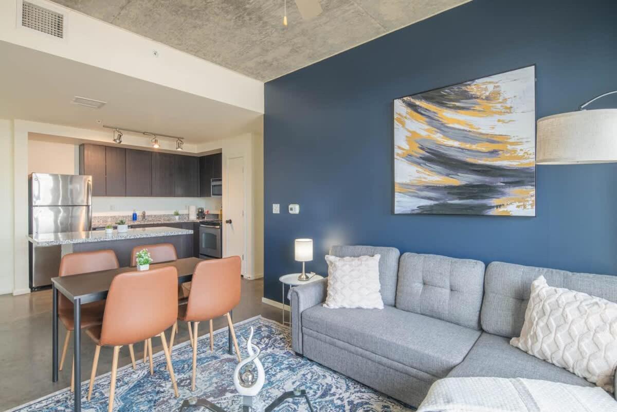 Striking 2bd - Cdt- Gym, Pool, Parking - Sleep8